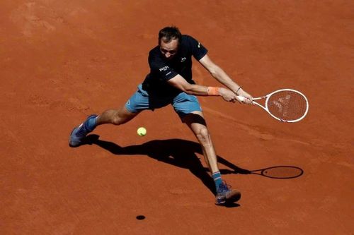 Roland Garros tiếp tục là 'ác mộng' với Medvedev