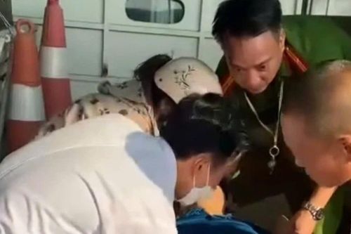 Công an xã Việt Hồng kịp thời cứu giúp người dân bị nạn