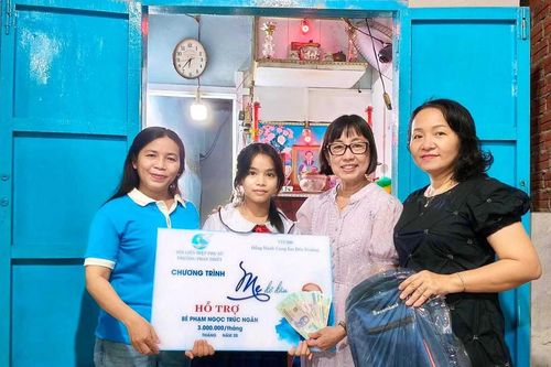 Ấm áp những vòng tay 'mẹ đỡ đầu'