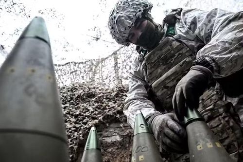 9 quốc gia rút khỏi sáng kiến mua đạn pháo cho Ukraine: Thách thức lớn về nguồn cung
