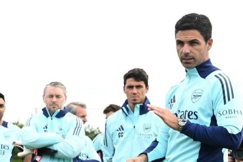 Carlos Cuesta: Từ cánh tay phải của Mikel Arteta đến chiến lược gia trẻ nhất Serie A sau gần một thế kỷ