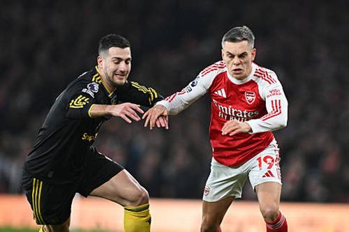 Leandro Trossard thừa nhận Diogo Dalot là đối thủ khó nhằn nhất sự nghiệp