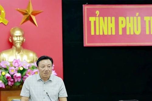 Phó Chủ tịch UBND tỉnh Nguyễn Huy Ngọc nghe báo cáo xây dựng, cập nhật dữ liệu Trung tâm điều hành phục vụ phát triển kinh tế - xã hội tỉnh