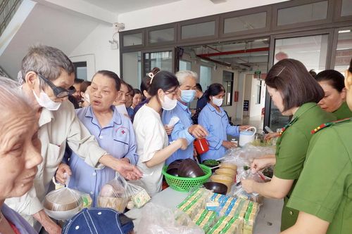 Trao gửi yêu thương
