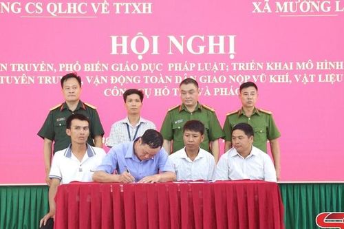 Tuyên truyền, vận động toàn dân giao nộp vũ khí, vật liệu nổ, công cụ hỗ trợ và pháo trên địa bàn xã Mường Lạn