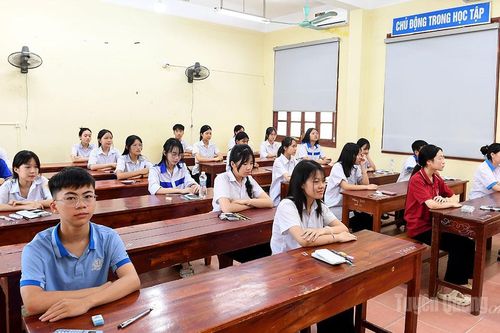 Thí sinh dự thi vào lớp 10 các trường THPT công lập không chuyên hoàn thành kỳ thi