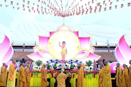 Lễ Tắm Phật kính mừng Đại lễ Phật đản Phật lịch 2570 tại tổ đình Hội Khánh, chùa Phổ Quang và Thiên Chơn