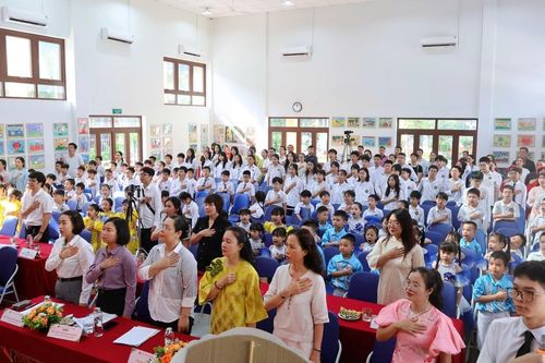Khoảnh khắc bế giảng nhiều cảm xúc tại các trường học