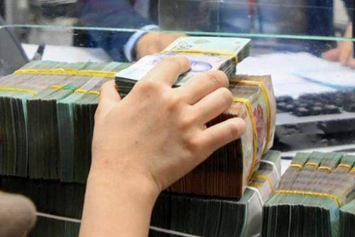 Dòng vốn 'nghẽn mạch' và nỗi lo lãi suất chực chờ bùng nổ