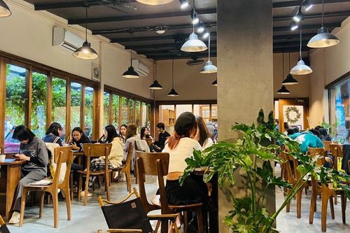 Khách ùn ùn tới nhưng chủ quán cà phê... 'khóc thét' vì cảnh oái oăm