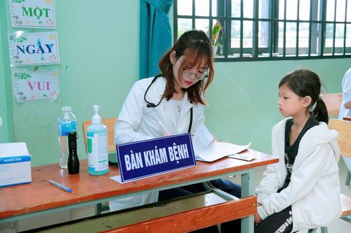 Chuyến xe rạng sáng đem yêu thương đến với trẻ em vùng cao