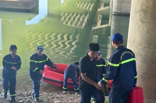 Kịp thời cứu người đàn ông tưới xăng đốt vợ cũ rồi nhảy sông tự tử