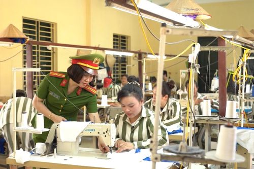 Quy định chi tiết danh mục đồ vật cấm đưa vào trại giam