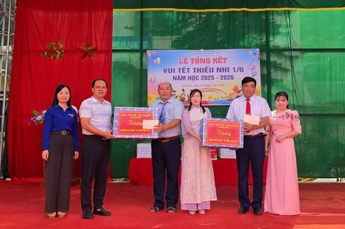 Đoàn công tác của tỉnh thăm, tặng quà Tết Thiếu nhi tại xã Lý Quốc