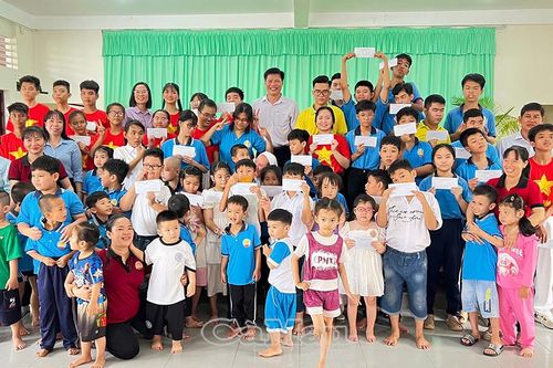 Thăm, tặng quà thiếu nhi có hoàn cảnh đặc biệt nhân dịp 1/6
