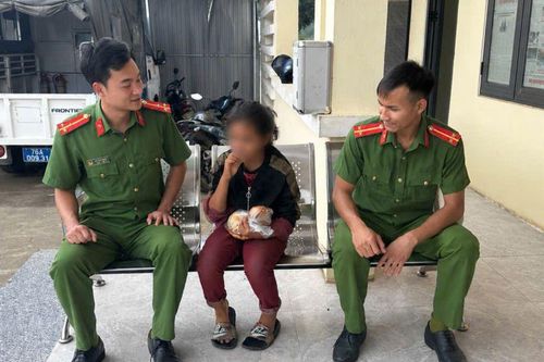 Bé gái 10 tuổi đi lạc đứng khóc bên đường đã trở về với gia đình