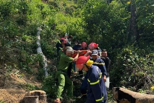 Khoảnh khắc nghẹt thở giải cứu 2 học sinh rơi xuống vực sâu ở Đắk Lắk