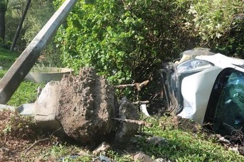 Ôtô tông xe máy rồi đâm gãy trụ đèn, nữ tài xế mắc kẹt trong cabin