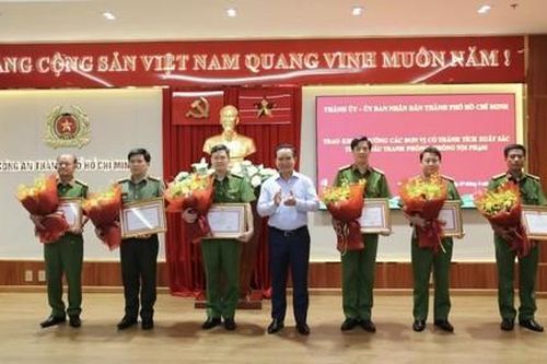 Chủ tịch UBND TPHCM khen thưởng các đơn vị lập chiến công xuất sắc, phá nhanh vụ án nổ súng bắn người nước ngoài