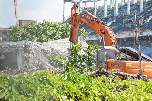 Cận cảnh tháo dỡ sân vận động Chi Lăng sau 12 năm vướng đại án