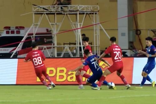 Thổi phạt đền sai, trọng tài Trần Ngọc Nhớ bị 'treo còi'