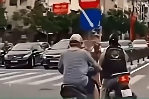 Cô gái đi xe máy tạt đầu gây va chạm liên hoàn rồi vô tư rời đi