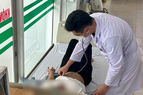 Choáng váng do trời nắng gắt, nam shipper đâm vào ô tô