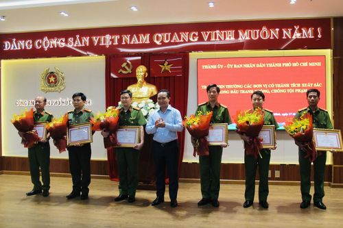 TP.HCM khen thưởng 6 tập thể phá nhanh vụ nổ súng giết người ở Bến Thành
