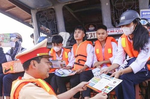 CSGT trang bị kiến thức, phòng ngừa đuối nước cho học sinh xã đảo Minh Châu