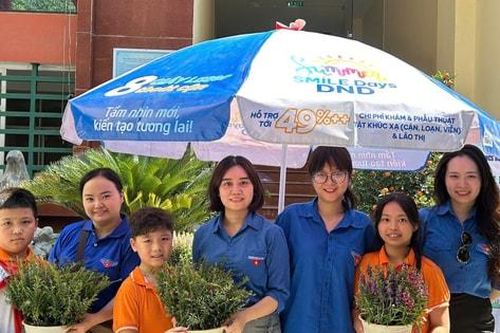 Đoàn viên thanh niên phường Bạch Mai sôi nổi hoạt động 'Tử tế vì môi trường'