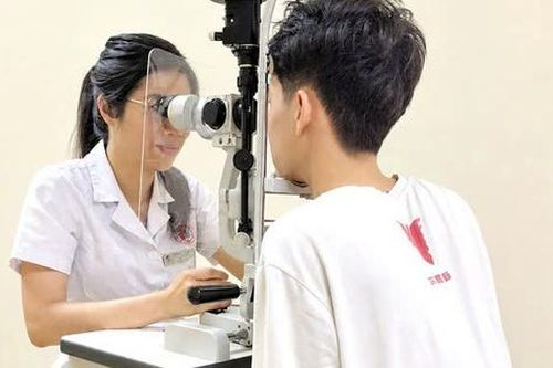 Bị quả bóng đập vào, thiếu niên 15 tuổi chấn thương mắt nghiêm trọng
