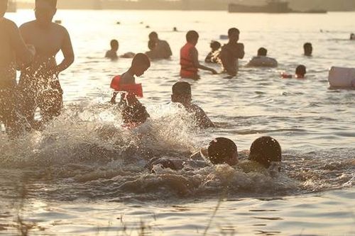 Người dân đổ ra sông Hồng tránh nóng, tiềm ẩn nhiều nguy cơ đuối nước