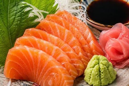 Vì sao ăn cá hồi sống luôn kèm wasabi, gừng hồng và tía tô? Sự thật ít người biết