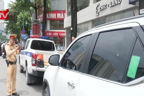 CSGT Hà Nội tăng cường xử lý vi phạm dừng, đỗ xe sai quy định