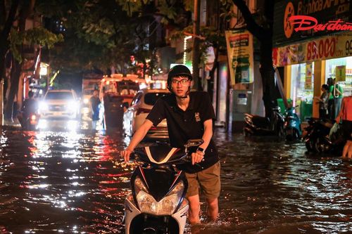 Hà Nội mưa lớn, người dân bì bõm lội nước trở về nhà