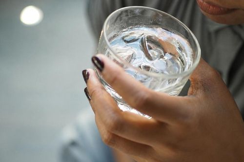 5 kiểu uống nước ngày nắng càng làm càng hại thận