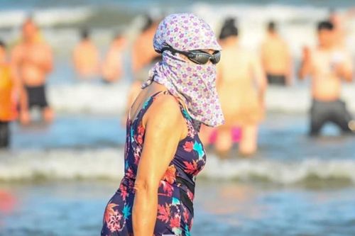 Trùm khăn, đội nón kín mít tắm biển Sầm Sơn