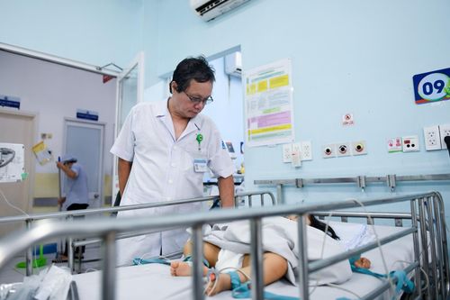 BS Trương Hữu Khanh nói về 'thủ phạm' gây nỗi ám ảnh trẻ sống thực vật