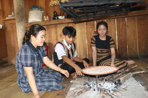 Học sinh đồng bào Ca Dong 'đánh thức' giá trị lúa rẫy đại ngàn