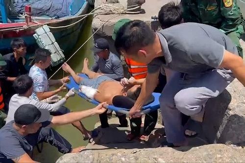 Thanh Hóa cứu hộ ngư dân bị tai nạn trên biển