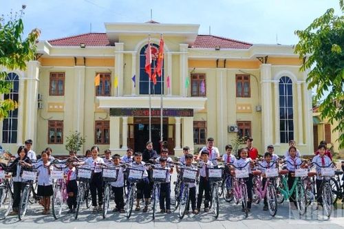 Trao tặng 50 xe đạp cho học sinh vượt khó, học giỏi