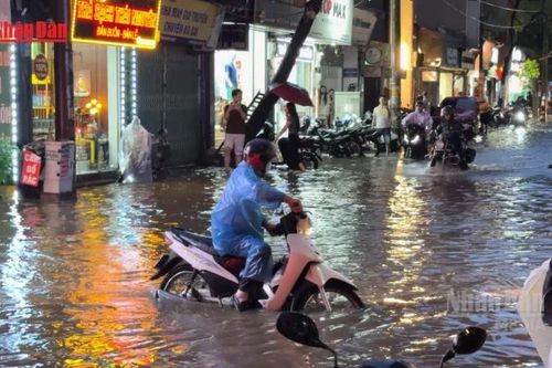 [Video] Hà Nội mưa lớn, nhiều tuyến phố ngập cục bộ