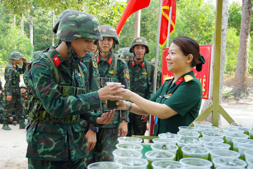 Chủ động phòng, chống say nắng, say nóng cho bộ đội