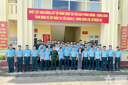Lớp tập huấn cộng tác viên Báo Phòng không - Không quân tham quan tại Tiểu đoàn 61