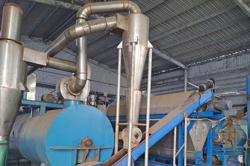 Tây Ninh: Bị đình chỉ hoạt động, nhà máy sản xuất thức ăn chăn nuôi vẫn hoạt động 'chui'