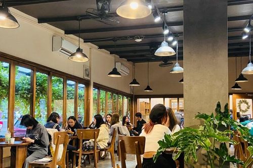Mùa nắng nóng, chủ quán cà phê 'đau đầu' trước cảnh quán đông, doanh thu giảm