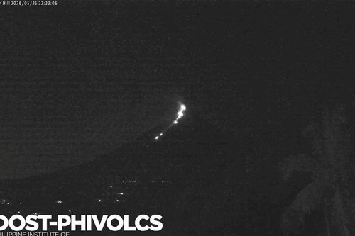 Khoảnh khắc thiên thạch sáng chói phát nổ phía trên núi lửa Mayon đang phun trào