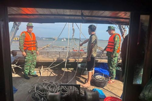 Đồn Biên phòng Quảng Đức phát hiện 5 tàu cá tàng trữ ngư cụ cấm