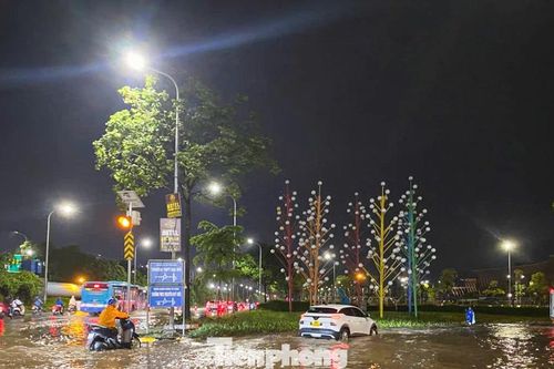 Đường phố Hà Nội ngập sâu sau cơn mưa giải nhiệt, người dân chật vật về nhà