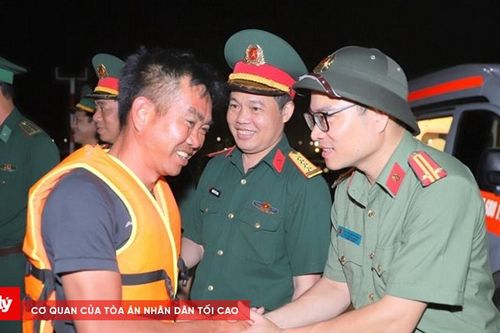Đưa các thuyền viên bị nạn vào bờ điều trị an toàn